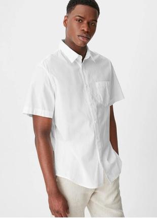 Мужская рубашка молочного цвета.