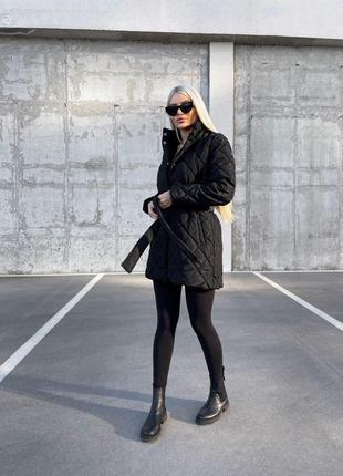 Женская куртка демисезонная стеганная удлиненная на кнопках с поясом | черная куртка...