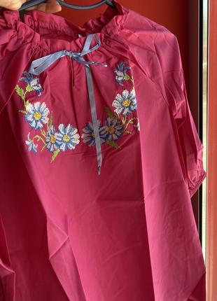 Женская вышиванка розового цвета с цветочным принятом4 фото