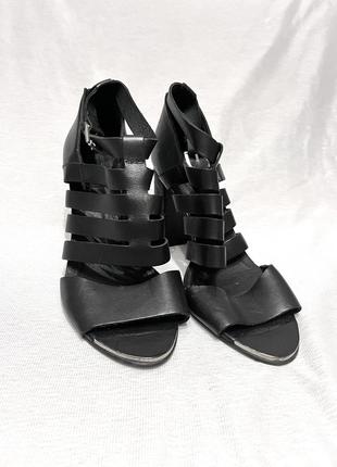Шкіряні босоніжки на каблуку класичні чорні3 фото