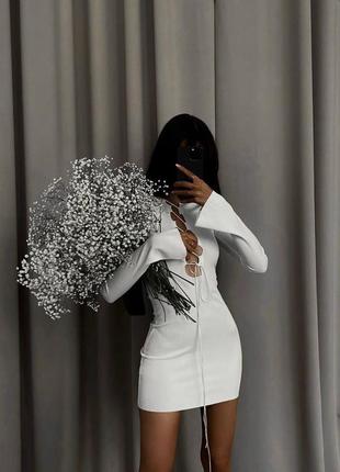 Соблазнительное трикотажное белое элегантное платье в рубчик со шнуровкой лето тренд 20232 фото