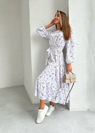 Нежное платье миди на длвой рукав в цветах белое