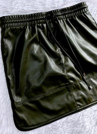 Кожаная юбка hema цвета хаки с резинкой8 фото