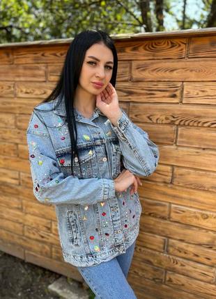 Женская джинсовка в камнях