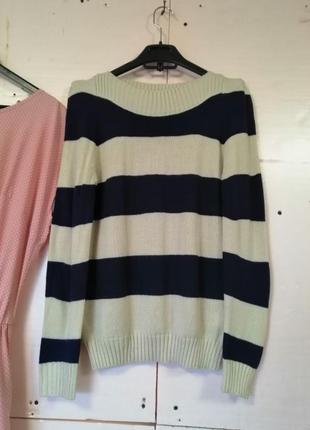 Полосатый свитер с острыми плечами4 фото