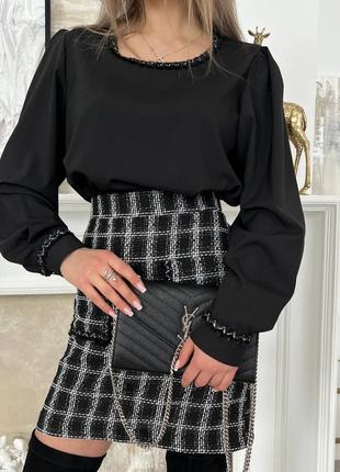 Комплект классическая блуза с длинными рукавами и короткая юбка твидовая в клетку на высокой посадке с накладными карманами костюм черный4 фото