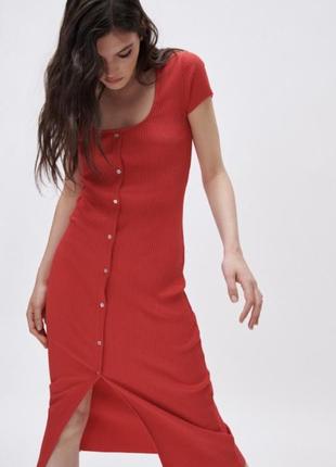 Красное трикотажное платье миди3 фото