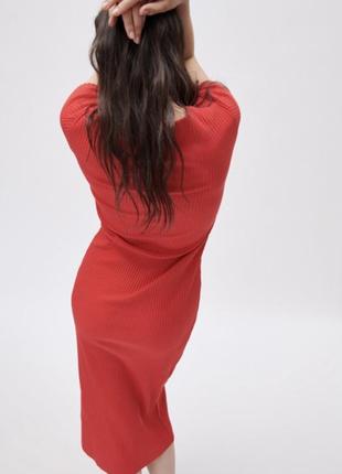 Красное трикотажное платье миди4 фото