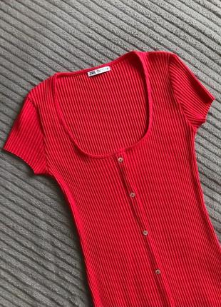 Красное трикотажное платье миди7 фото