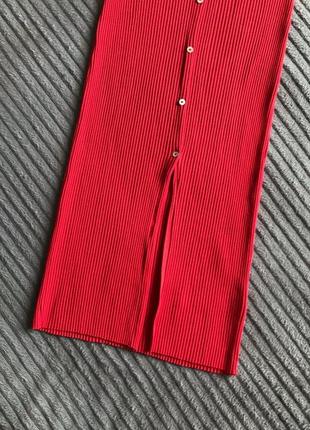 Красное трикотажное платье миди8 фото