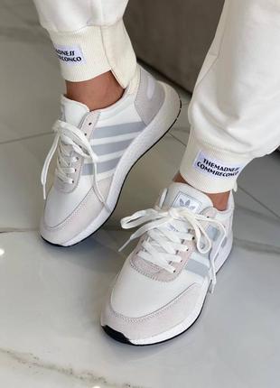 Белые кроссовки adidas