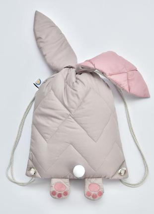 Рюкзак зайка - игрушка и практичный рюкзачок для детей тм papaella 32х37 см св.серый/пудра