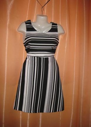 Силуетна приталена міді сукня плаття чорно-біла в смужечку полосата marva 12uk км1764