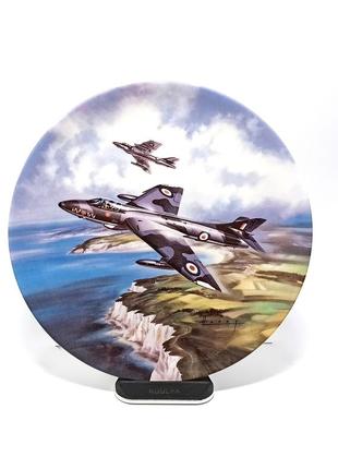 Декоративна колекційна (сувенірна) порцелянова тарілка "soaring out to sea" із серії "герої неба"1 фото