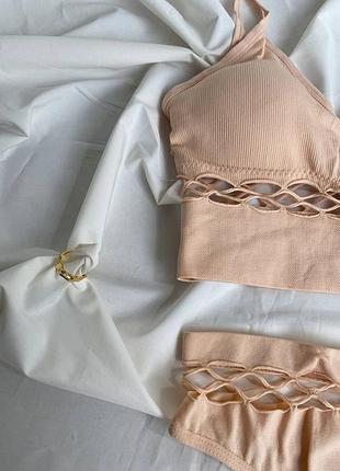 Бесшовный бежевый комплект нижнего женского белья к6731