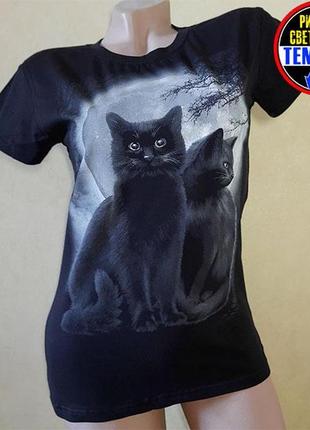Жіноча приталена стрейчева футболка "два кота" - малюнок світиться в темряві | флуоресцентний одяг для жінок