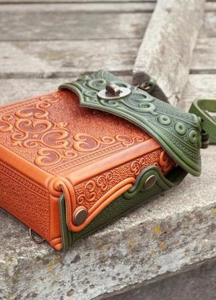 Маленькая сумочка-рюкзак кожаная рыжая с зеленым с орнаментом бохо4 фото