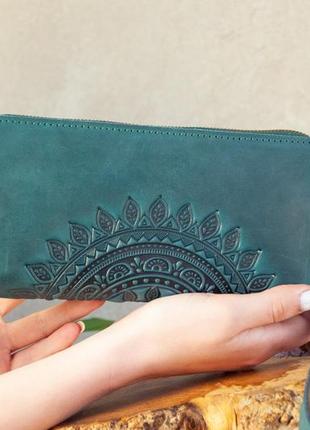 Кожаный клатч на молнии женский с орнаментом тиснением солнце зеленый| кошелек на змейке7 фото