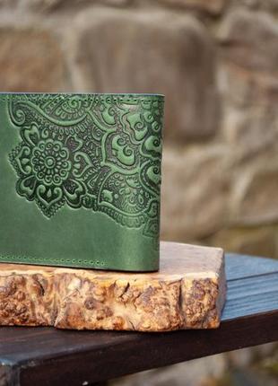 Женский кожаный кошелек зеленый с тиснением цветочный сад7 фото