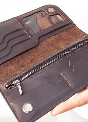 Длинное мужское портмоне из натуральной кожи с тиснением  темно-коричневое | мужской клатч с ремешком10 фото