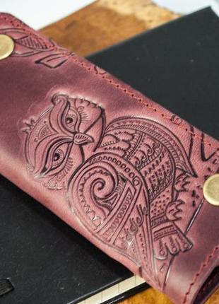 Ключница кожаная женская бордовая с орнаментом сова | кожаный чехол для ключей марсала1 фото
