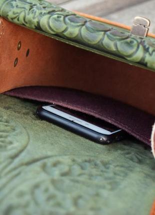 Оливкова з рижим шкіряна сумка через плече напівкругла з орнаментом тисненням бохо5 фото