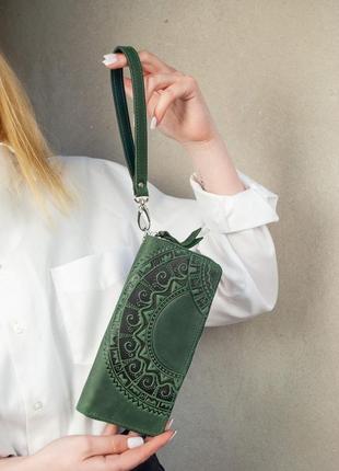 Кожаный клатч на молнии женский с орнаментом тиснением млечный путь зеленый | кошелек на змейке8 фото
