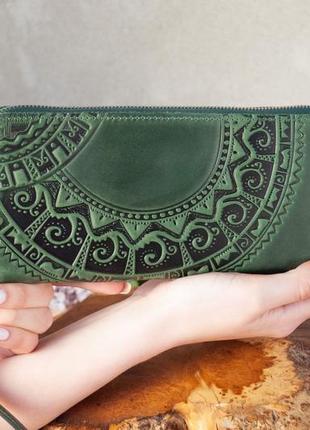 Кожаный клатч на молнии женский с орнаментом тиснением млечный путь зеленый | кошелек на змейке1 фото