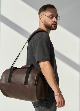 Дорожня сумка бочка mini коричнева з карманом для взуття, в екошкірі5 фото