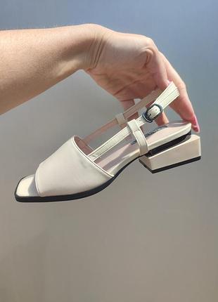 Стильные женские босоножки