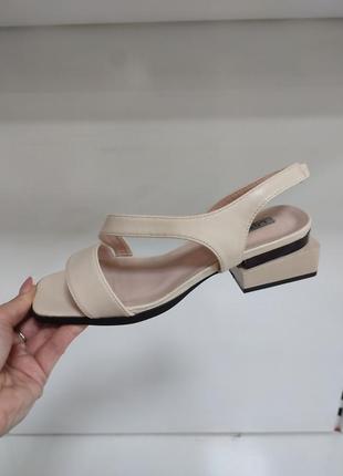 Стильные женские босоножки