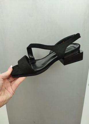 Стильные женские босоножки
