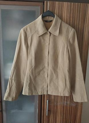 Бежевая замшевая куртка с перфорацией на кнопках