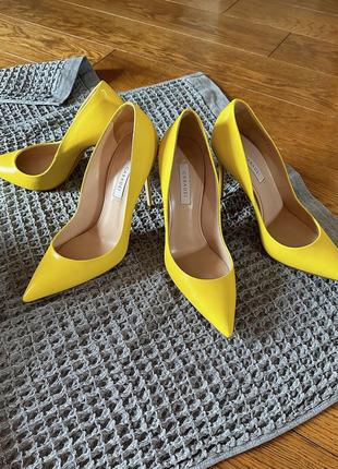 Желтые кожаные туфли на шпильке casadei оригинал италия1 фото