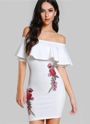 Сукня з нашивками квіти біла сукня з відкритими плечима святкова нарядна сукня плаття по фігурі 44 42 розпродаж