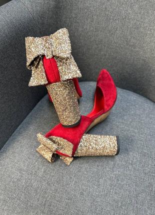 Праздничные яркие красные замшевые туфли лодочки с золотыми бантиками4 фото