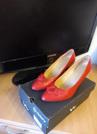 Итальянские натуральные кожаные туфли красные