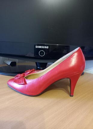Итальянские натуральные кожаные туфли красные