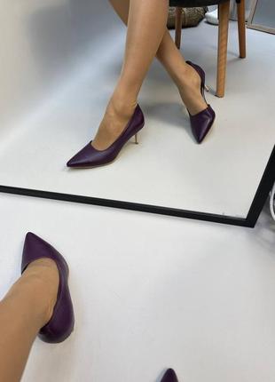 Баклажановые туфли лодочки на маленькой шпильке из кожи флотар