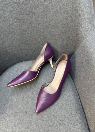 Баклажановые туфли лодочки на маленькой шпильке из кожи флотар