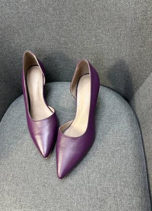 Баклажановые туфли лодочки на маленькой шпильке из кожи флотар