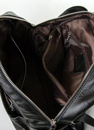 Женские кожаный рюкзак из натуральной кожи черного цвета4 фото