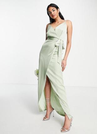 Зеленое атласное платье макси с запахом и поясом liquorish bridesmaid