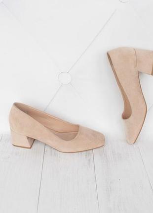 Бежеві туфлі 36 розміру на зручному підборі