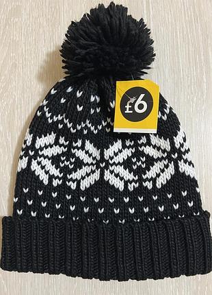 Очень красивая и стильная вязаная шапка.