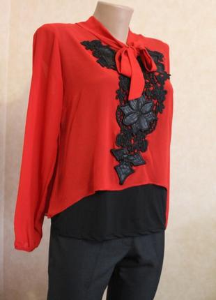 Красная блуза с чёрной подкладкой, вышивкой, бант