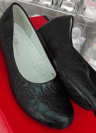 Черные туфли балетки на танкетки для девочки с рисунком цветы розы1 фото
