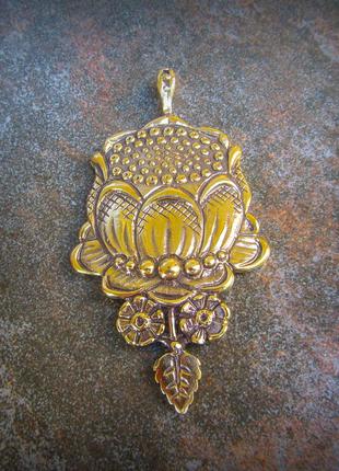 Великий латунний кулон мак