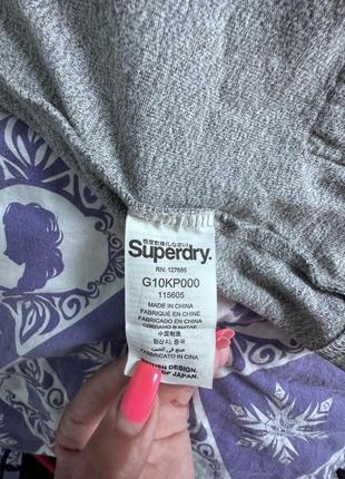 Серая футболка superdry выбитый логотип6 фото