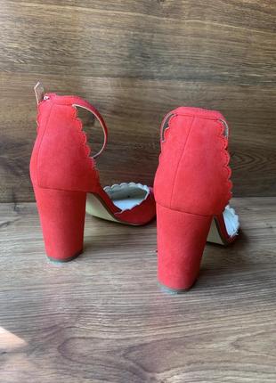 Красные туфли на каблуке с ремешком redherring6 фото